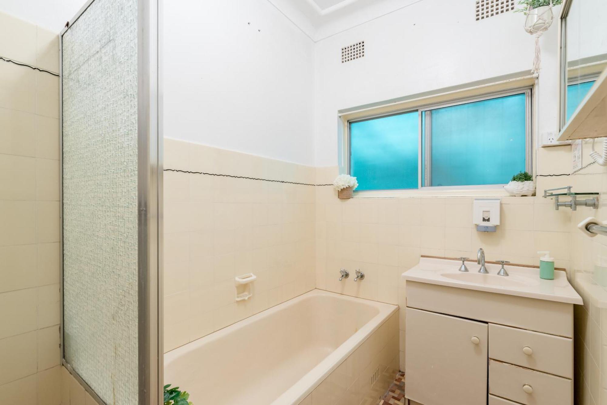 Stylish Triple - Waterfront - Mins To Station - Shared Bathroom Guest house