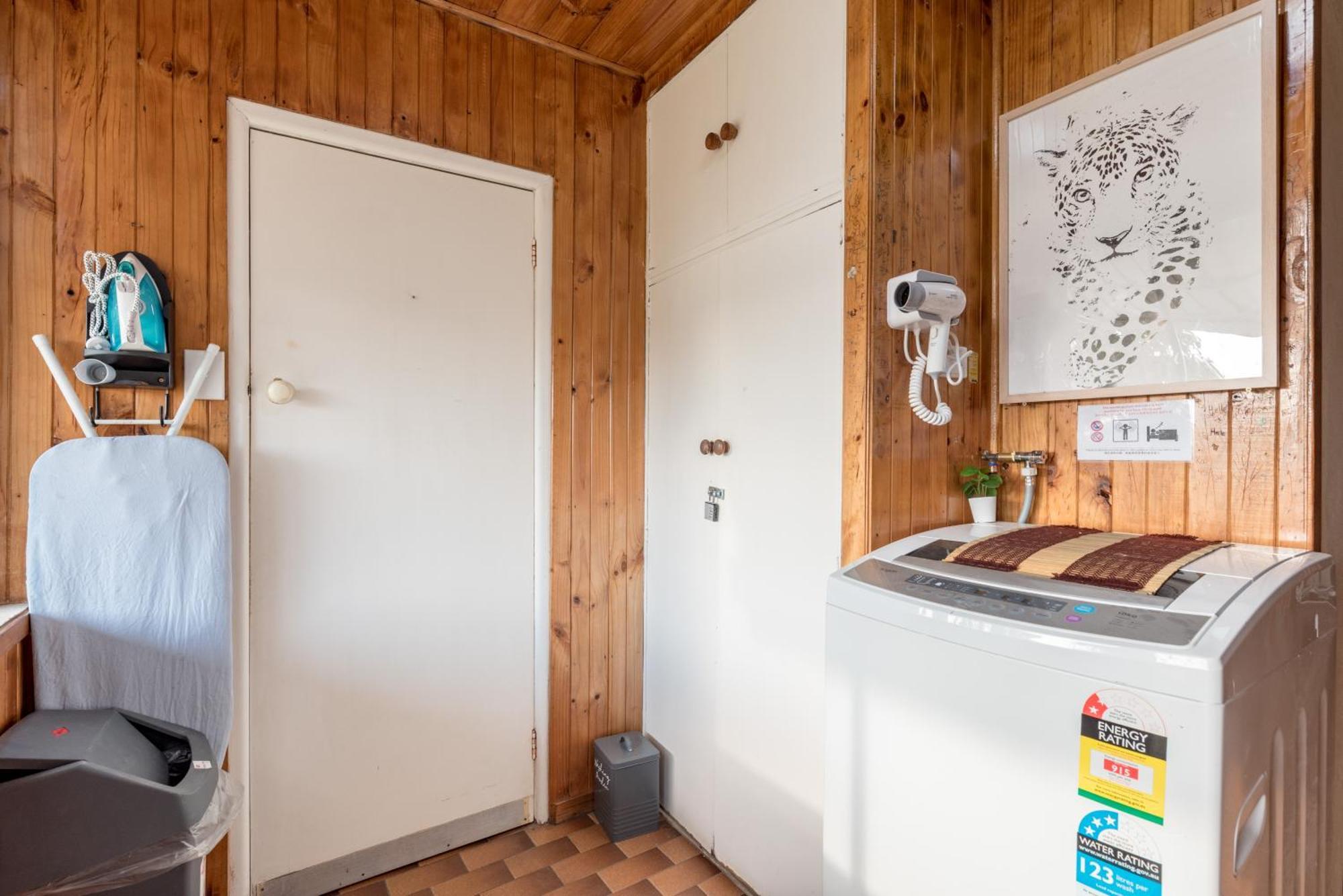 Stylish Triple - Waterfront - Mins To Station - Shared Bathroom Guest house *