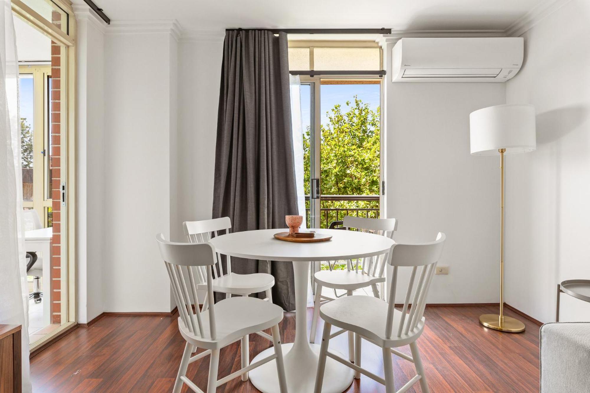 Views & Great Location: Inner-city 1-bed Apartment