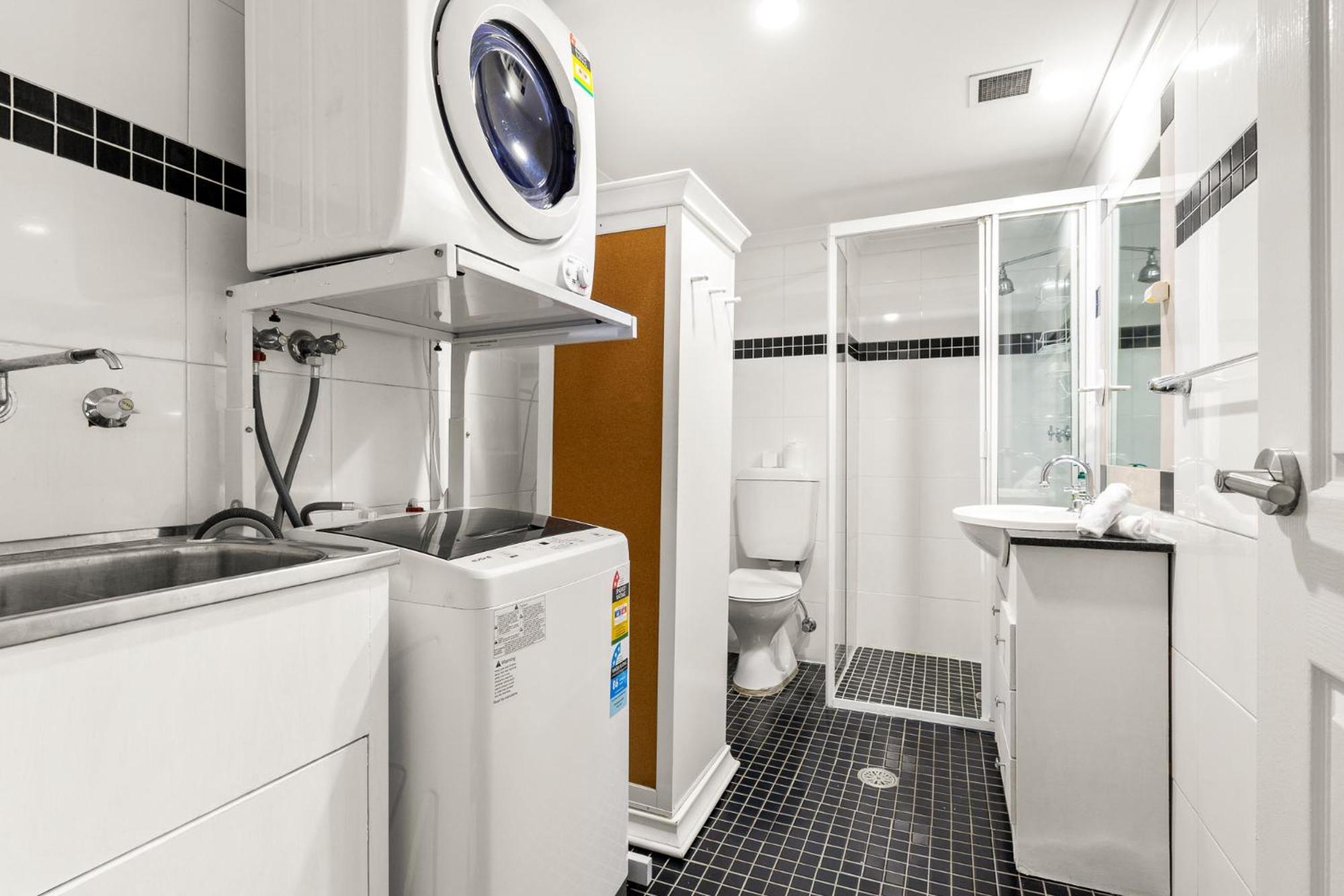Views & Great Location: Inner-city 1-bed Sydney