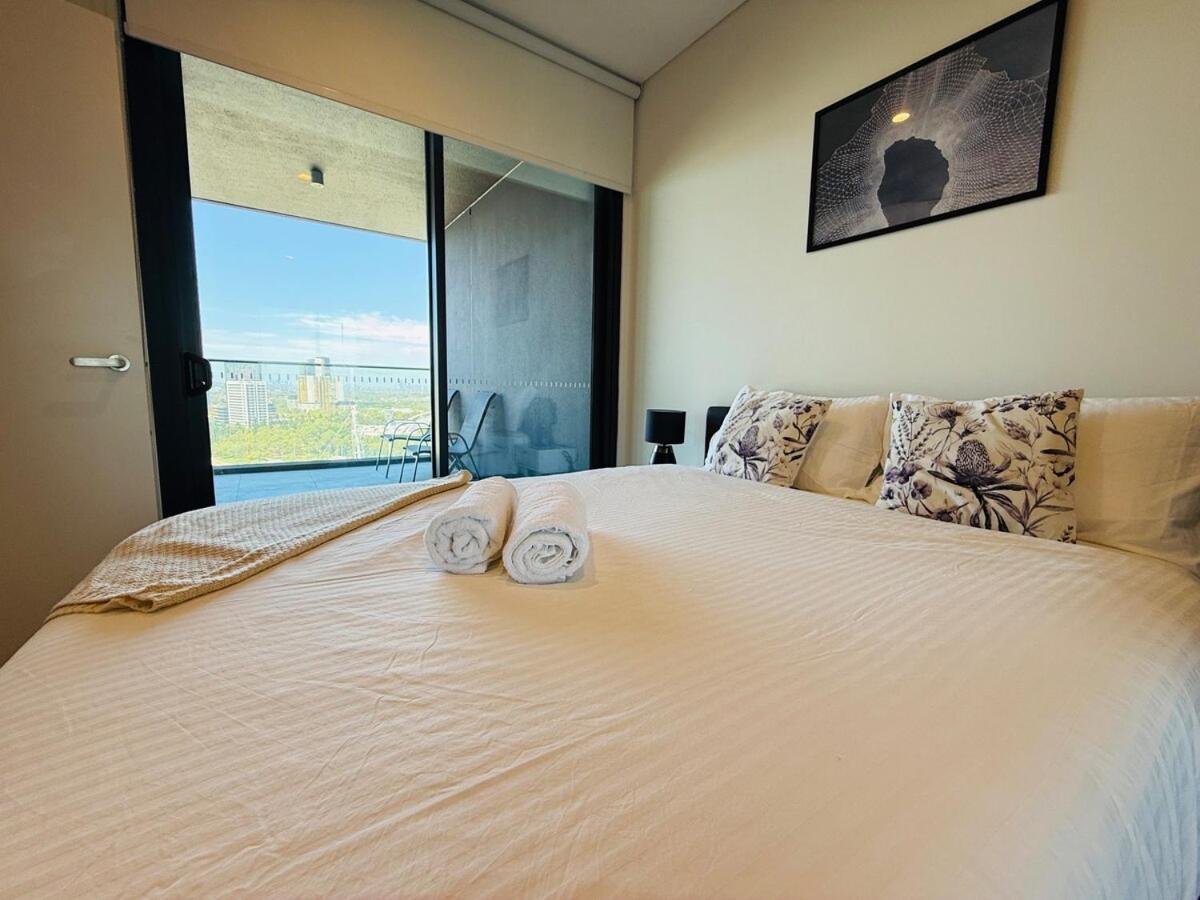 New Olympic Park 3beds -parking, Pool, Gym 21 Apartment