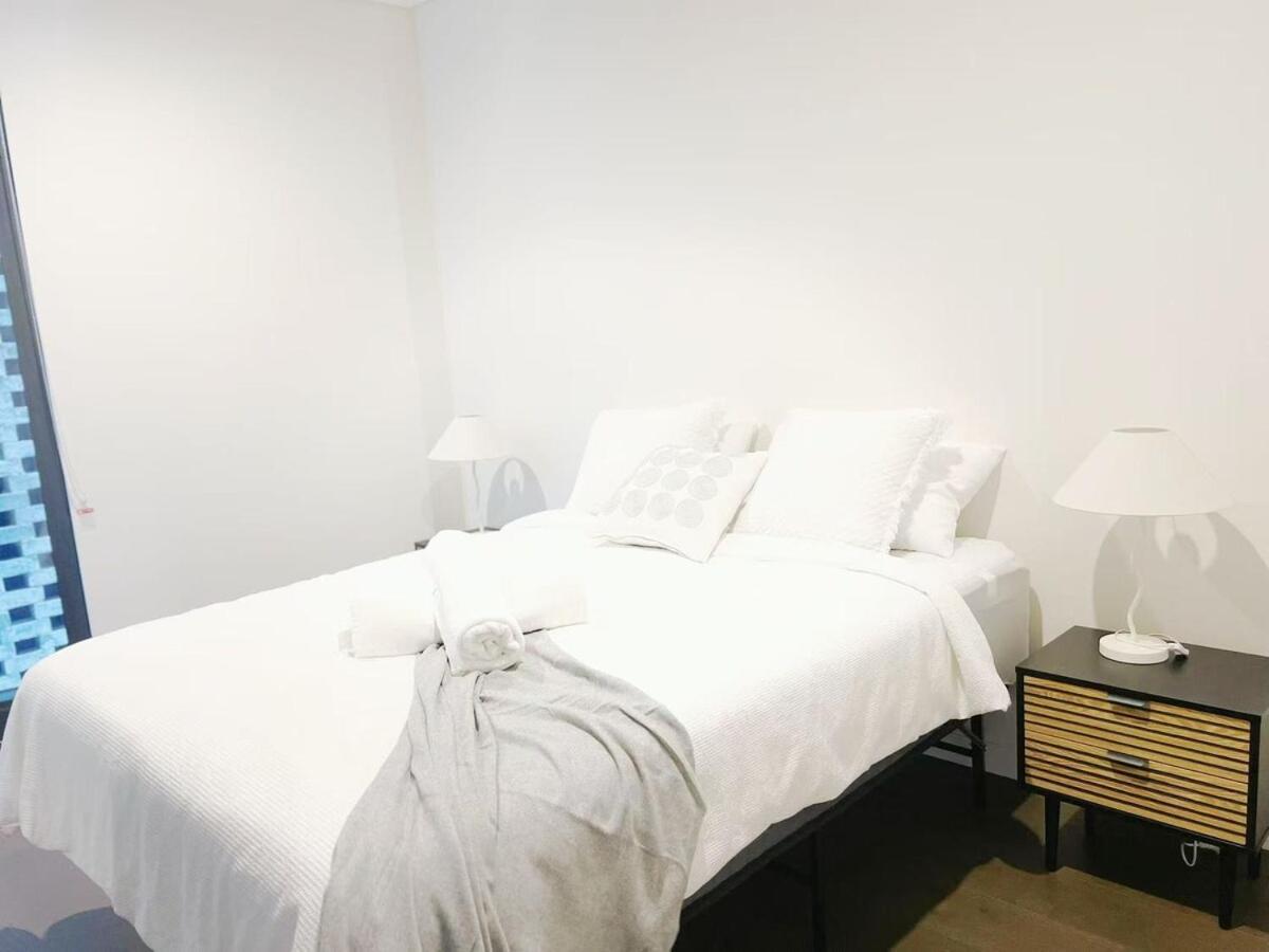 Apartment Luxury Poolside 2 Bedroom In Olympic Park Sydney