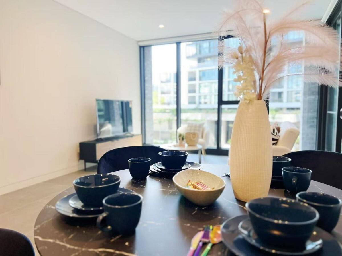 Apartment Luxury Poolside 2 Bedroom In Olympic Park
