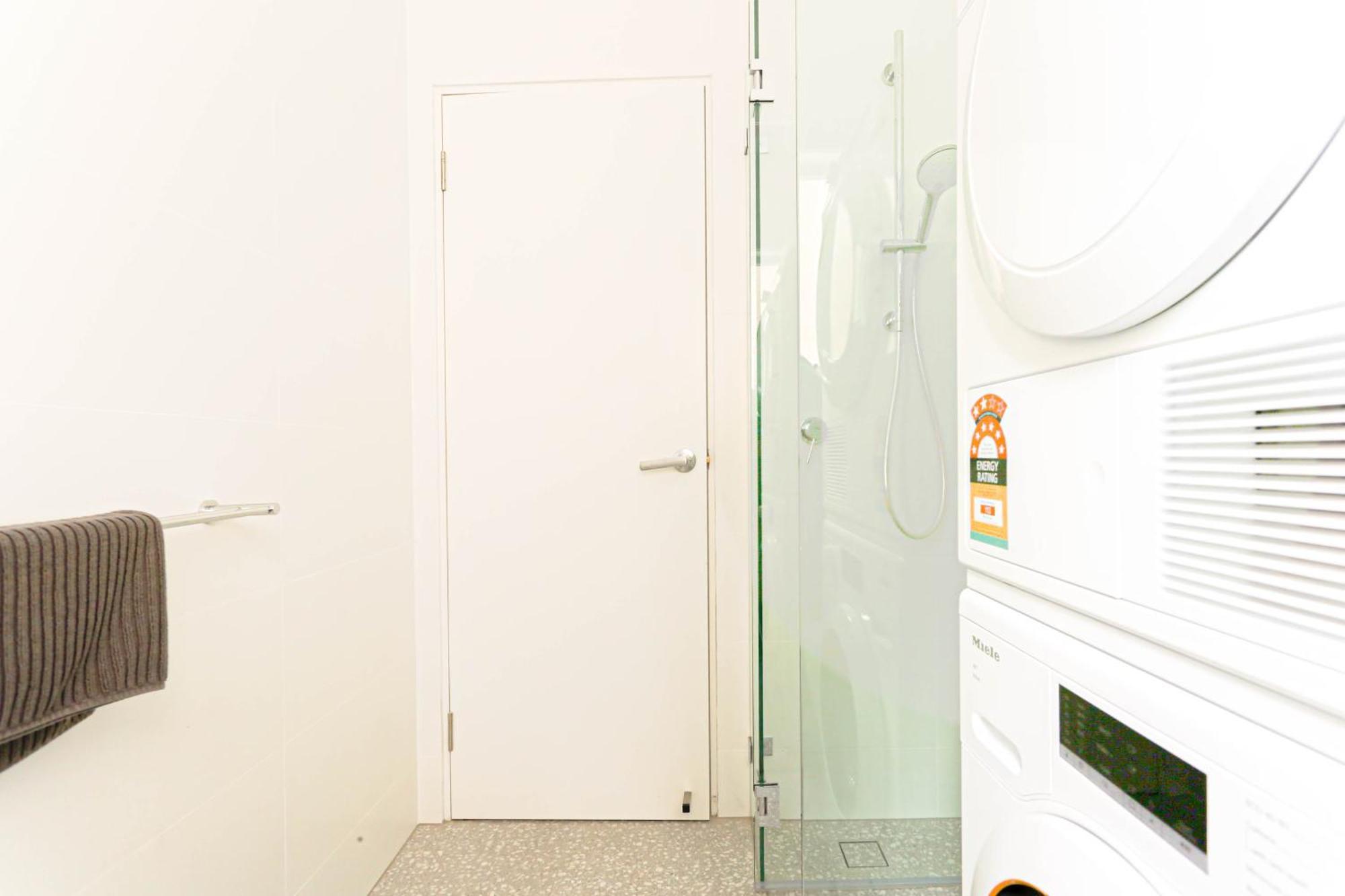 Elegant 1 Bedroom With Balcony Surry Hills Apartment Sydney
