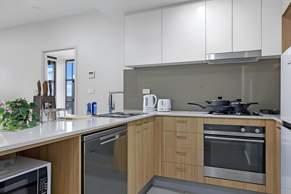 Sky-city-2 Mins To Train & Shopping& Everything Apartment