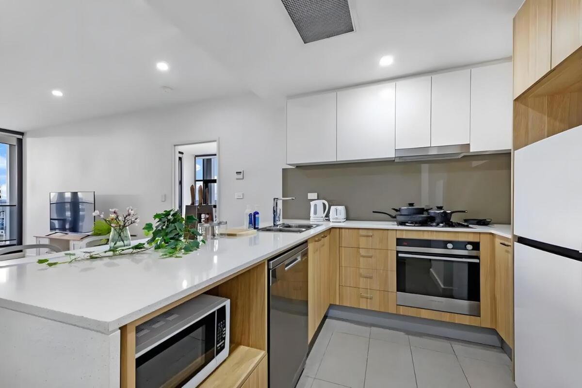Sky-city-2 Mins To Train & Shopping& Everything Apartment