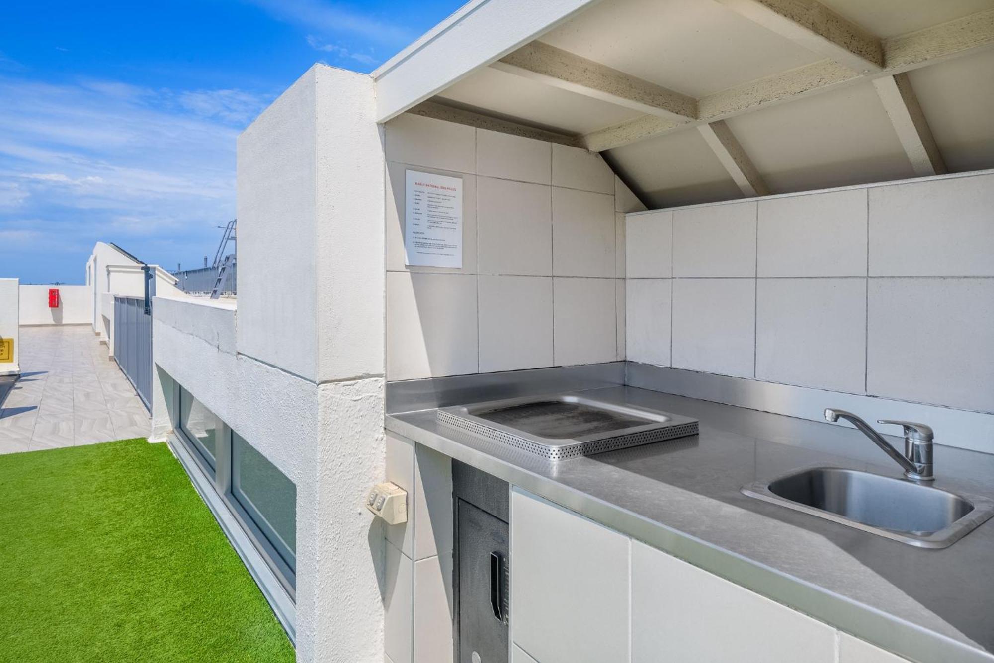 Beachside Unit In The Heart Of Manly-ocean Views Sydney