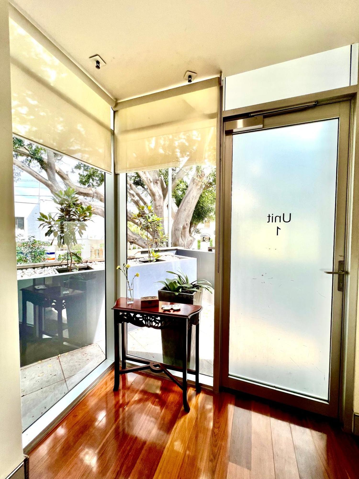Modern Beachside Suite-just Steps From Bondi *